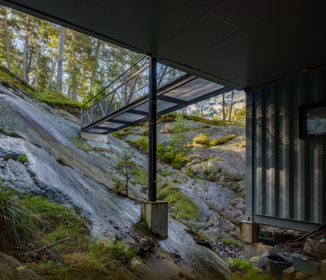 The 8 m long sky bridge leads to the steep forest behind the house. 